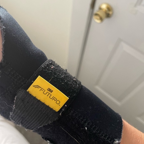 Wrist brace right wrist - Picture 7 of 13